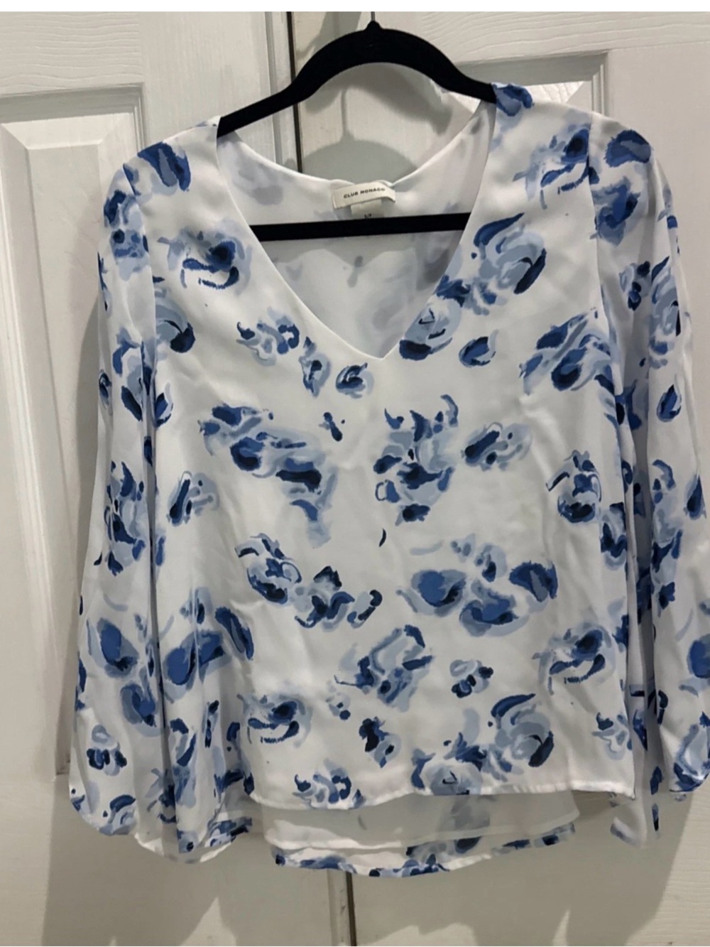 Club Monaco White V-Neck Blouse with Blue Floral Print size S/P NWT